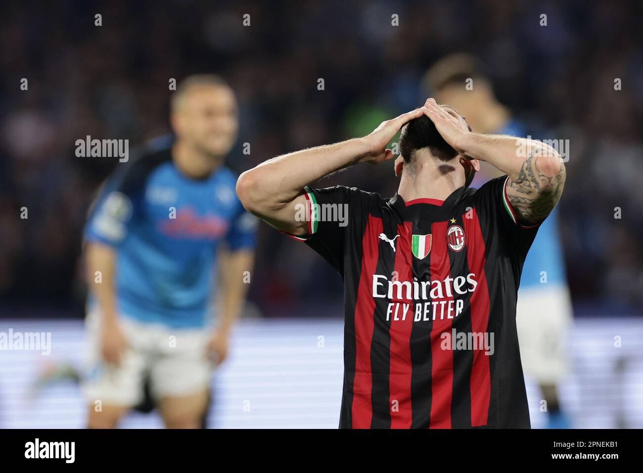 Neapel, Italien. 18. April 2023. Olivier Giroud vom AC Mailand feiert seine Feier, nachdem er im April 18. 2023 im Diego Armando Maradona Stadion in Neapel (Italien) das Tor von 0-1 beim Champions League-Fußballspiel zwischen SSC Napoli und AC Mailand erzielt hat. Kredit: Insidefoto di andrea staccioli/Alamy Live News Stockfoto