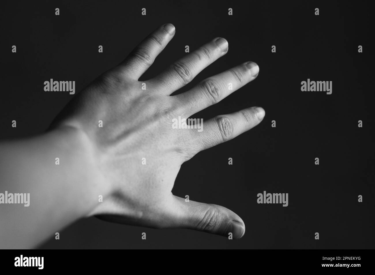 Die Hand des Mannes auf einem schwarzen Hintergrund Stockfoto
