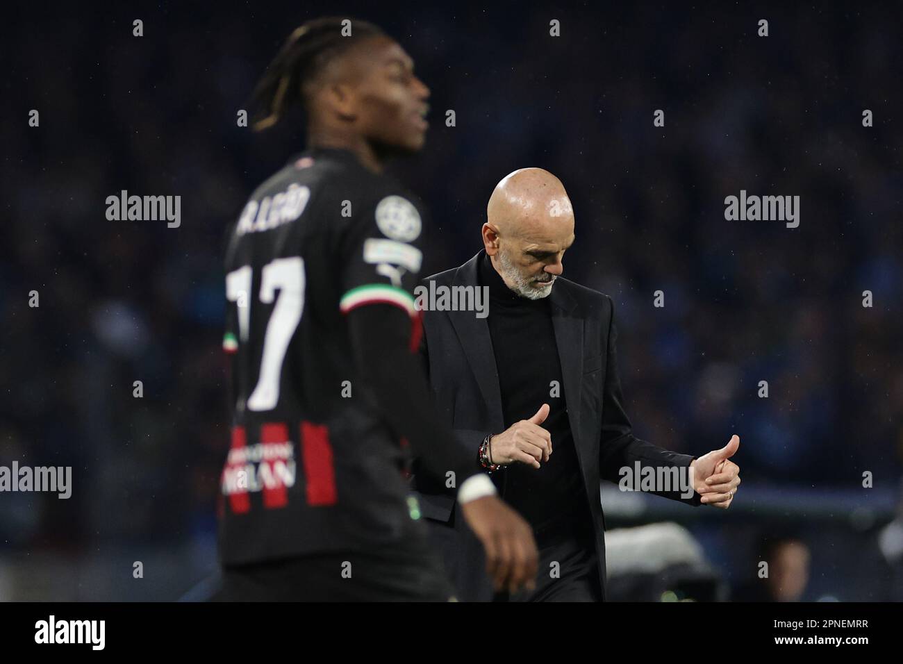 Neapel, Italien. 18. April 2023. Stefano Pioli Cheftrainer des AC Milan reagiert auf das Champions League-Fußballspiel zwischen SSC Napoli und AC Milan im Diego Armando Maradona Stadion in Neapel (Italien) vom 18. 2023. April. Kredit: Insidefoto di andrea staccioli/Alamy Live News Stockfoto