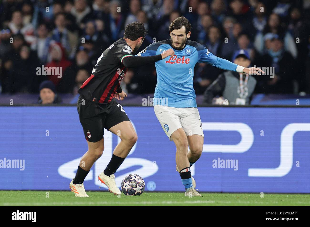 Neapel, Italien. 18. April 2023. Davide Calabria von AC Mailand und Khvicha Kvaratskhelia von SSC Napoli treten während des Champions League-Fußballspiels zwischen SSC Napoli und AC Mailand im Diego Armando Maradona Stadion in Neapel (Italien) im April 18. 2023 um den Ball an. Kredit: Insidefoto di andrea staccioli/Alamy Live News Stockfoto
