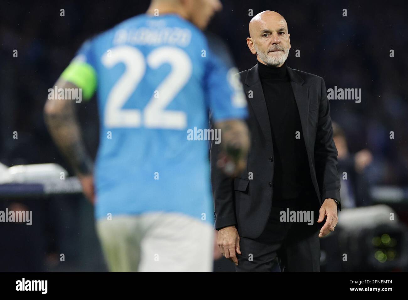 Neapel, Italien. 18. April 2023. Stefano Pioli Cheftrainer des AC Mailand während des Champions League-Fußballspiels zwischen SSC Napoli und AC Mailand im Diego Armando Maradona Stadion in Neapel (Italien), April 18. 2023. Kredit: Insidefoto di andrea staccioli/Alamy Live News Stockfoto