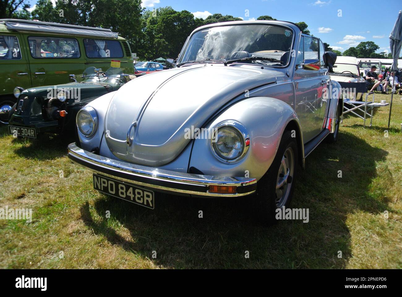 Ein Volkswagen Beetle Cabriolet aus dem Jahr 1977 wurde bei der 47. Historic Vehicle Gathering, Powderham, Devon, England, ausgestellt. Stockfoto