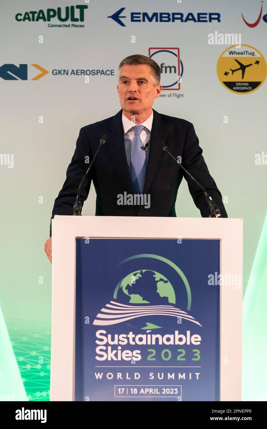 Verkehrsminister Mark Harper, MP, sprach nach seiner Teilnahme an der Tagung des Jet Zero Council auf dem Weltgipfel für nachhaltige Entwicklung in Farnborough. Netto-Null-Ziel Stockfoto