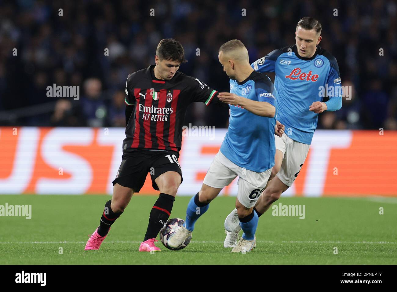Neapel, Italien. 18. April 2023. Brahim Diaz von AC Milan und Stanislav Lobotka von SSC Napoli treten während des Champions League-Fußballspiels zwischen SSC Napoli und AC Milan im Diego Armando Maradona Stadion in Neapel (Italien) im April 18. 2023 um den Ball an. Kredit: Insidefoto di andrea staccioli/Alamy Live News Stockfoto