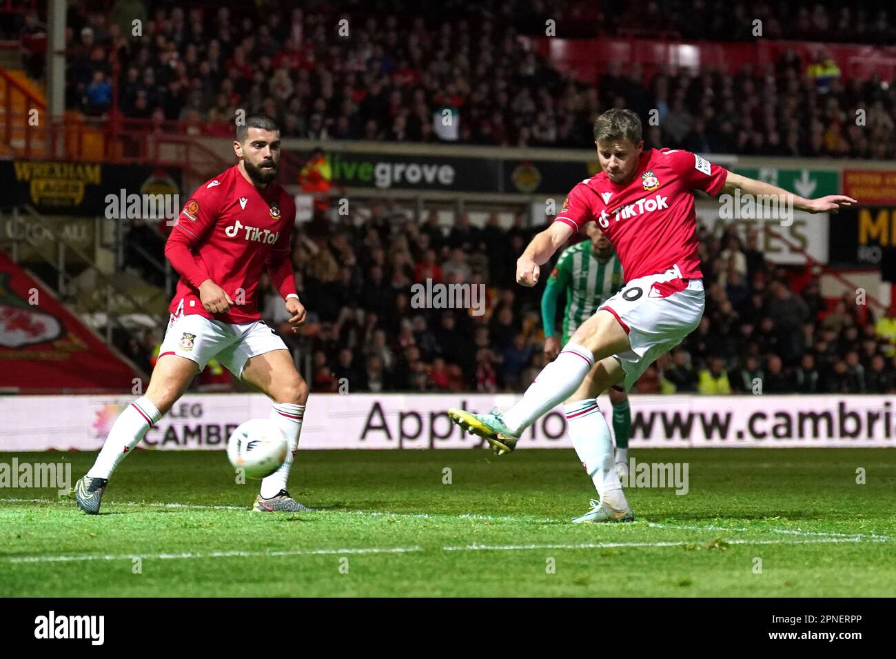 James Jones von Wrexham erzielt beim Spiel der Vanarama National League