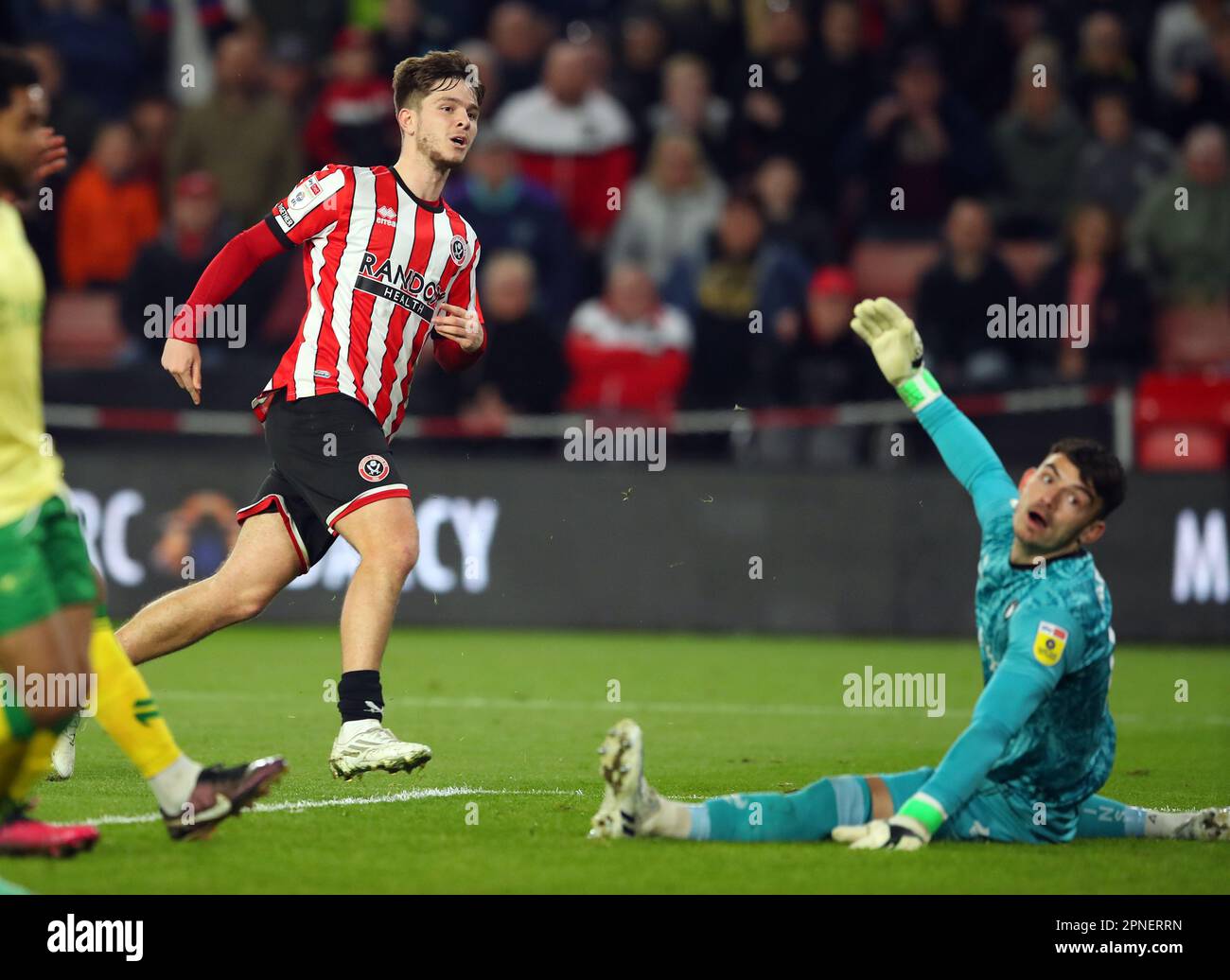 Sheffield, Großbritannien. 18. April 2023. James McAtee von Sheffield Utd erzielt beim Sky Bet Championship-Spiel in Bramall Lane, Sheffield, das Siegertor hinter Max O'Leary von Bristol City. Der Bildausdruck sollte lauten: Simon Bellis/Sportimage Credit: Sportimage/Alamy Live News Stockfoto