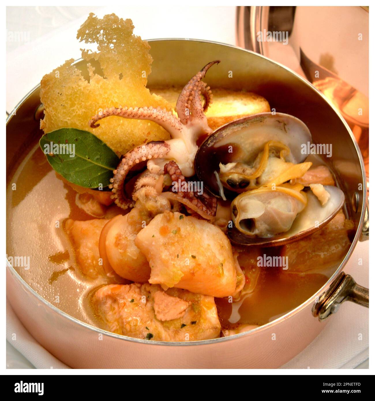 Italienische Speisenrezepte, traditionelle Fischsuppe mit Tintenfisch, Muscheln, Meerbarben, Makrelen. Rotbarsche Stockfoto