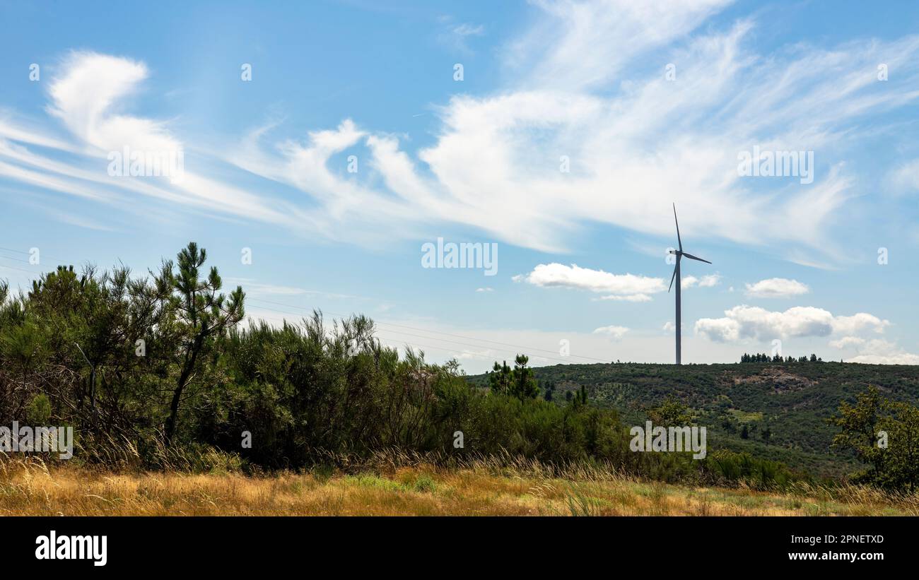 Windkraftprojekt in der nördlichen Landschaft Portugals Stockfoto