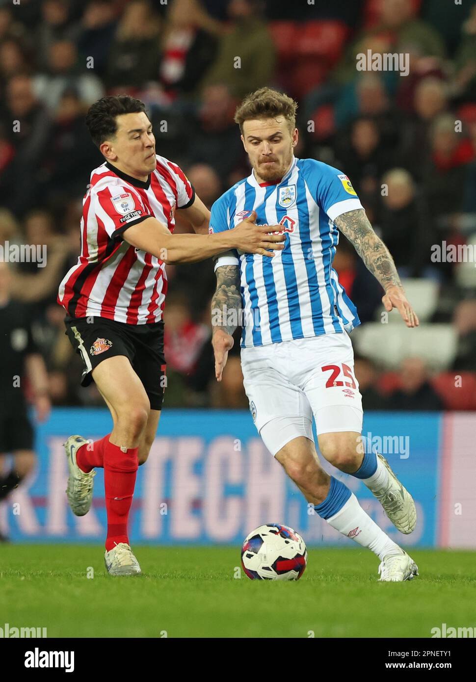 Danny ward (R) von Huddersfield Town in Aktion mit Luke O'Neil von