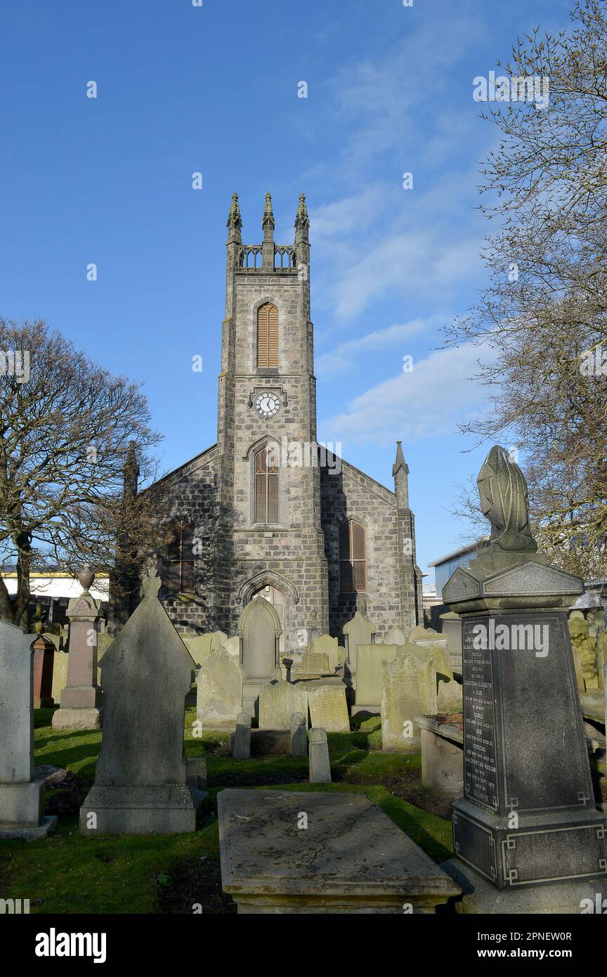 Schatten und Abendsonne auf einer Aberdeen-Kirche, erbaut 1828 und bestückt 2006, und Friedhof. Stockfoto