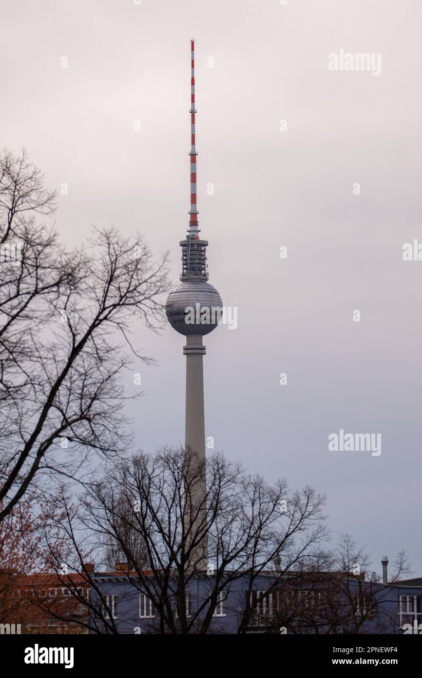 Der Berliner Fernsehturm oder Fernsehturm Berlin (Englisch: Berliner Fernsehturm) ist mit 368 Metern (1,2) der höchste Fernsehturm im Zentrum Berlins Stockfoto