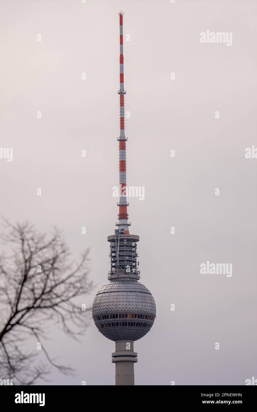 Der Berliner Fernsehturm oder Fernsehturm Berlin (Englisch: Berliner Fernsehturm) ist mit 368 Metern (1,2) der höchste Fernsehturm im Zentrum Berlins Stockfoto