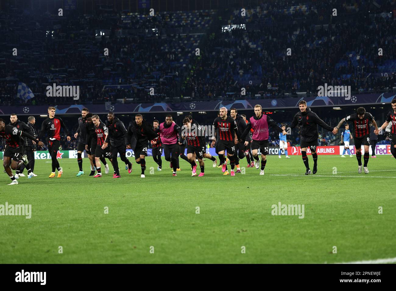 Neapel, Italien. 18. April 2023. Die Mailänder Spieler feiern am Ende des Fußballspiels der Champions League zwischen SSC Napoli und AC Milan im Diego Armando Maradona Stadion in Neapel (Italien), April 18. 2023. Kredit: Insidefoto di andrea staccioli/Alamy Live News Stockfoto