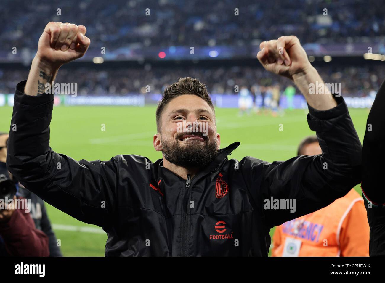 Neapel, Italien. 18. April 2023. Olivier Giroud vom AC Mailand feiert am Ende des Champions League-Fußballspiels zwischen SSC Napoli und AC Mailand im Diego Armando Maradona Stadion in Neapel (Italien), April 18. 2023. Kredit: Insidefoto di andrea staccioli/Alamy Live News Stockfoto