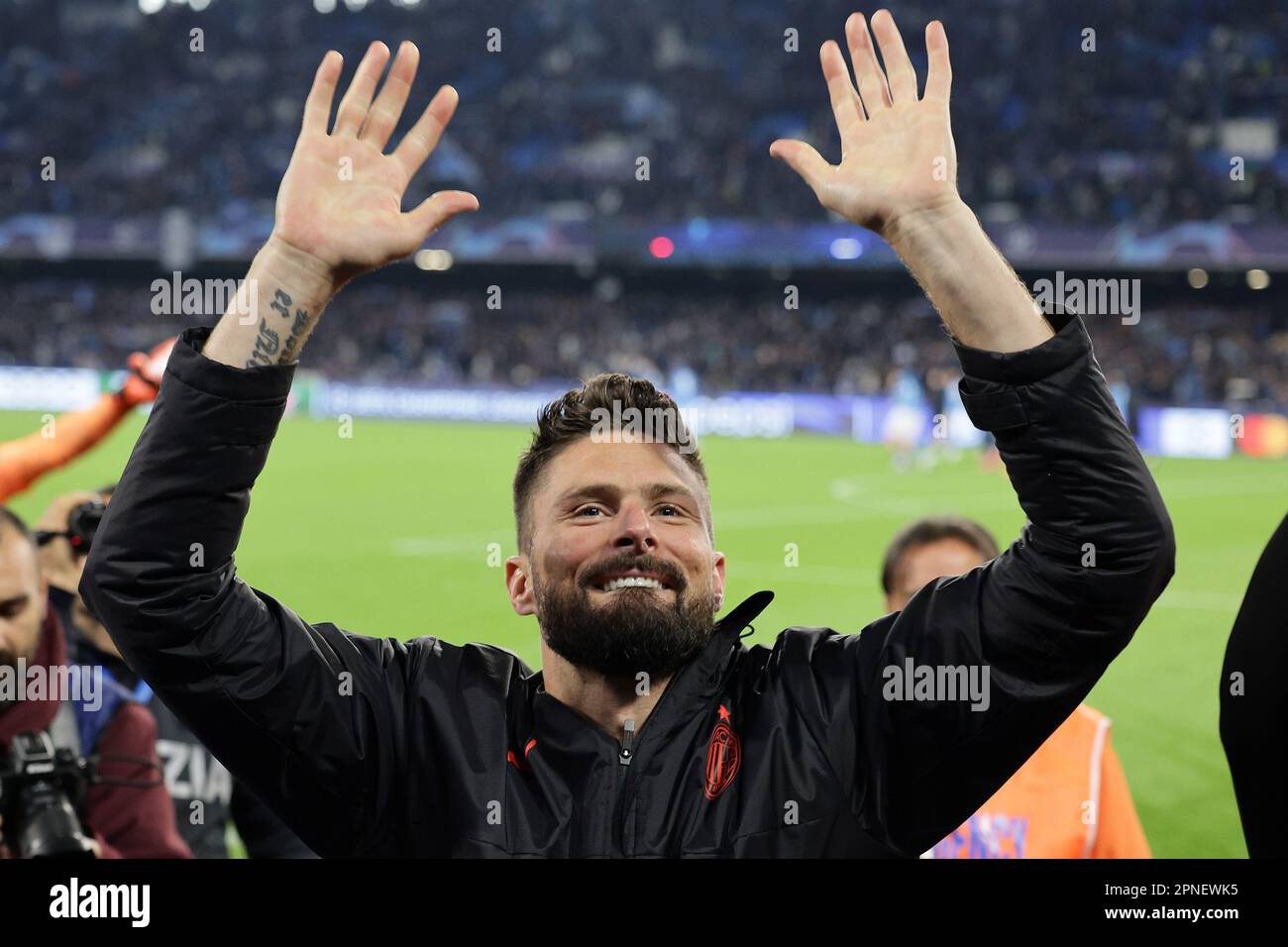 Neapel, Italien. 18. April 2023. Olivier Giroud vom AC Mailand feiert am Ende des Champions League-Fußballspiels zwischen SSC Napoli und AC Mailand im Diego Armando Maradona Stadion in Neapel (Italien), April 18. 2023. Kredit: Insidefoto di andrea staccioli/Alamy Live News Stockfoto