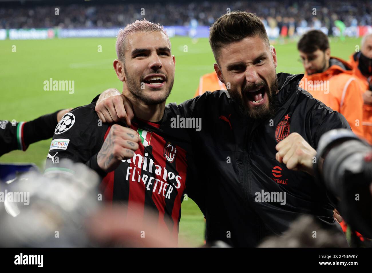 Neapel, Italien. 18. April 2023. Olivier Giroud vom AC Mailand feiert am Ende des Champions League-Fußballspiels zwischen SSC Napoli und AC Mailand im Diego Armando Maradona Stadion in Neapel (Italien), April 18. 2023. Kredit: Insidefoto di andrea staccioli/Alamy Live News Stockfoto