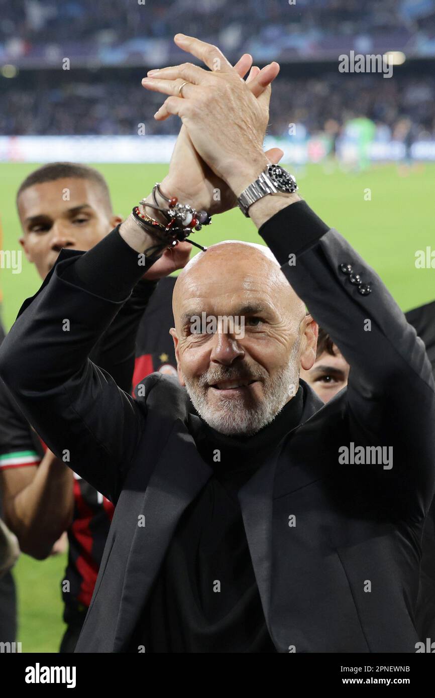 Neapel, Italien. 18. April 2023. Stefano Pioli Cheftrainer des AC Milan feiert am 18. 2023. April im Stadion Diego Armando Maradona in Neapel (Italien) am Ende des Fußballspiels der Champions League zwischen SSC Napoli und AC Milan. Kredit: Insidefoto di andrea staccioli/Alamy Live News Stockfoto