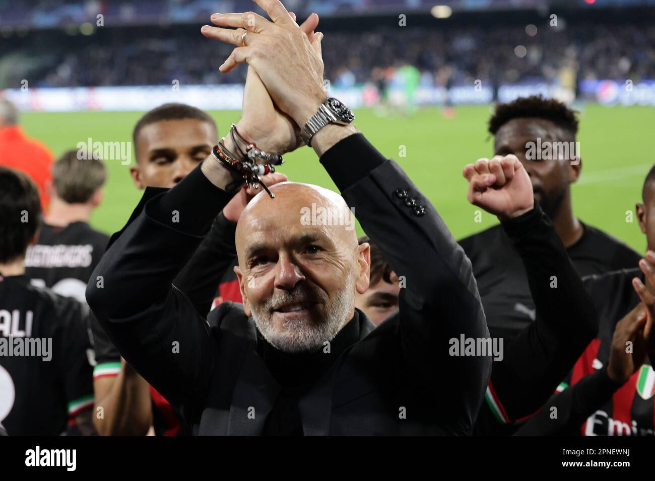 Neapel, Italien. 18. April 2023. Stefano Pioli Cheftrainer des AC Milan feiert am 18. 2023. April im Stadion Diego Armando Maradona in Neapel (Italien) am Ende des Fußballspiels der Champions League zwischen SSC Napoli und AC Milan. Kredit: Insidefoto di andrea staccioli/Alamy Live News Stockfoto