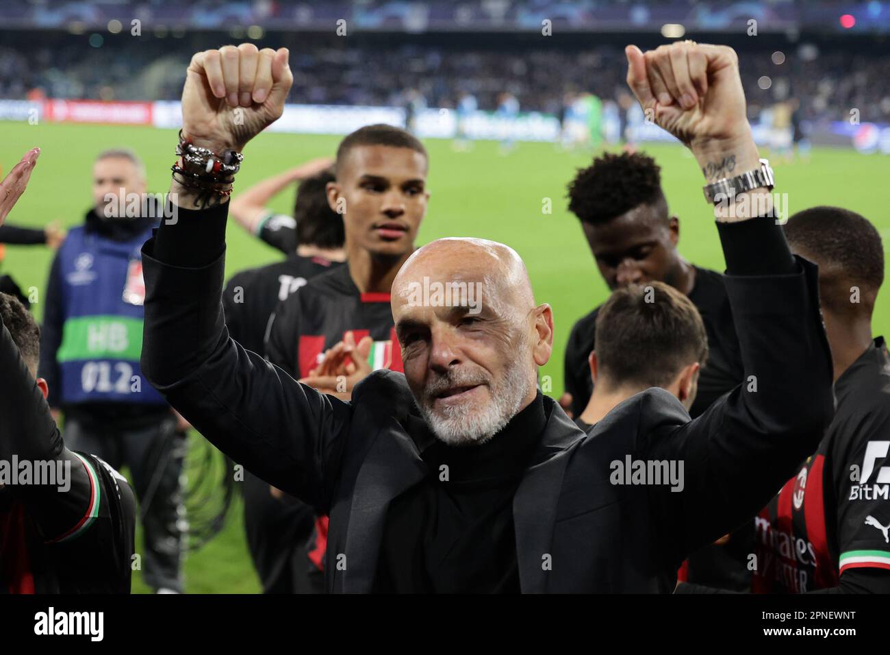 Neapel, Italien. 18. April 2023. Stefano Pioli Cheftrainer des AC Milan feiert am 18. 2023. April im Stadion Diego Armando Maradona in Neapel (Italien) am Ende des Fußballspiels der Champions League zwischen SSC Napoli und AC Milan. Kredit: Insidefoto di andrea staccioli/Alamy Live News Stockfoto