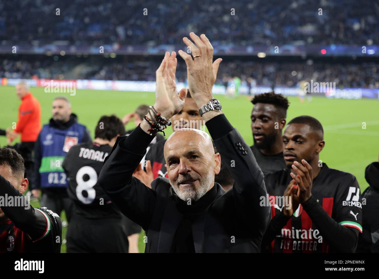 Neapel, Italien. 18. April 2023. Stefano Pioli Cheftrainer des AC Milan feiert am 18. 2023. April im Stadion Diego Armando Maradona in Neapel (Italien) am Ende des Fußballspiels der Champions League zwischen SSC Napoli und AC Milan. Kredit: Insidefoto di andrea staccioli/Alamy Live News Stockfoto
