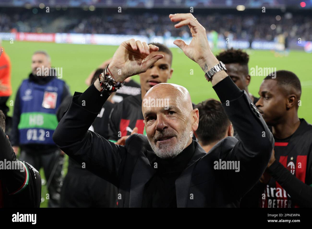 Neapel, Italien. 18. April 2023. Stefano Pioli Cheftrainer des AC Milan feiert am 18. 2023. April im Stadion Diego Armando Maradona in Neapel (Italien) am Ende des Fußballspiels der Champions League zwischen SSC Napoli und AC Milan. Kredit: Insidefoto di andrea staccioli/Alamy Live News Stockfoto