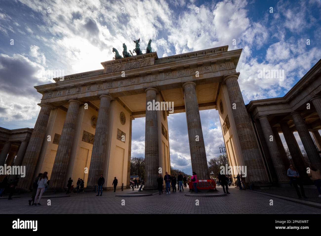 Das Brandenburger Tor ein neoklassizistisches Denkmal aus dem 18. Jahrhundert in Berlin, erbaut auf Befehl des preußischen Königs Frederick Willia Stockfoto