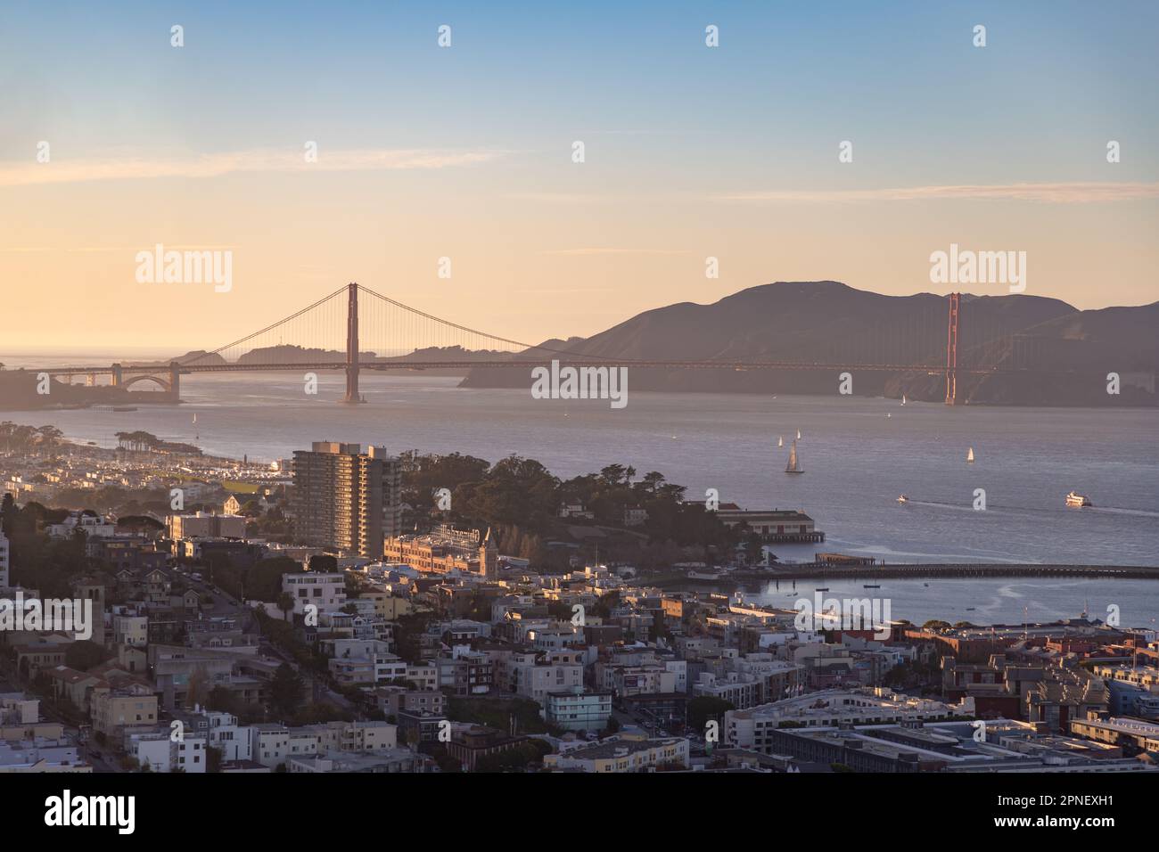 Ein Bild der Golden Gate Bridge bei Sonnenuntergang, vom Coit Tower aus gesehen. Stockfoto