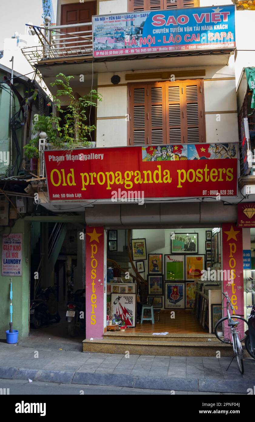 Shoppen Sie mit alten Propagandapostern in Hanoi Stockfoto