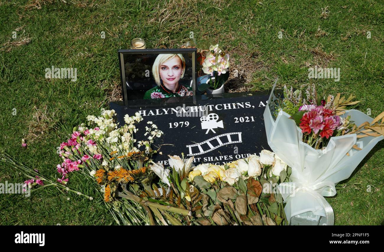 Los Angeles, Kalifornien, USA 16. April 2023 Kinematographin Halyna Hutchins Grave in Garden of Legends auf dem Hollywood Forever Cemetery am 16. April 2023 in Los Angeles, Kalifornien, USA. Foto: Barry King/Alamy Stock Photo Stockfoto