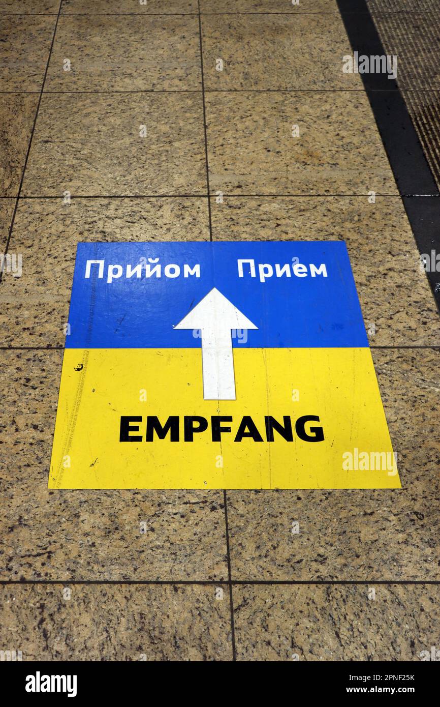 Wegweiser für ukrainische Flüchtlinge am Hauptbahnhof, Deutschland, Nordrhein-Westfalen, Köln Stockfoto