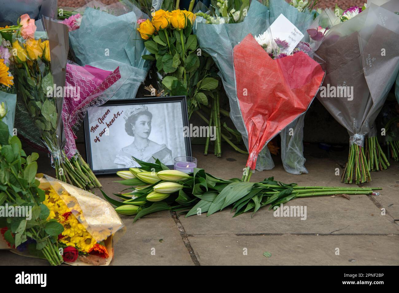 Die Engländer trauern um den Tod der Königin vor dem Buckingham Palace und legen Blumen, Bilder und Briefe, Großbritannien, England, London Stockfoto