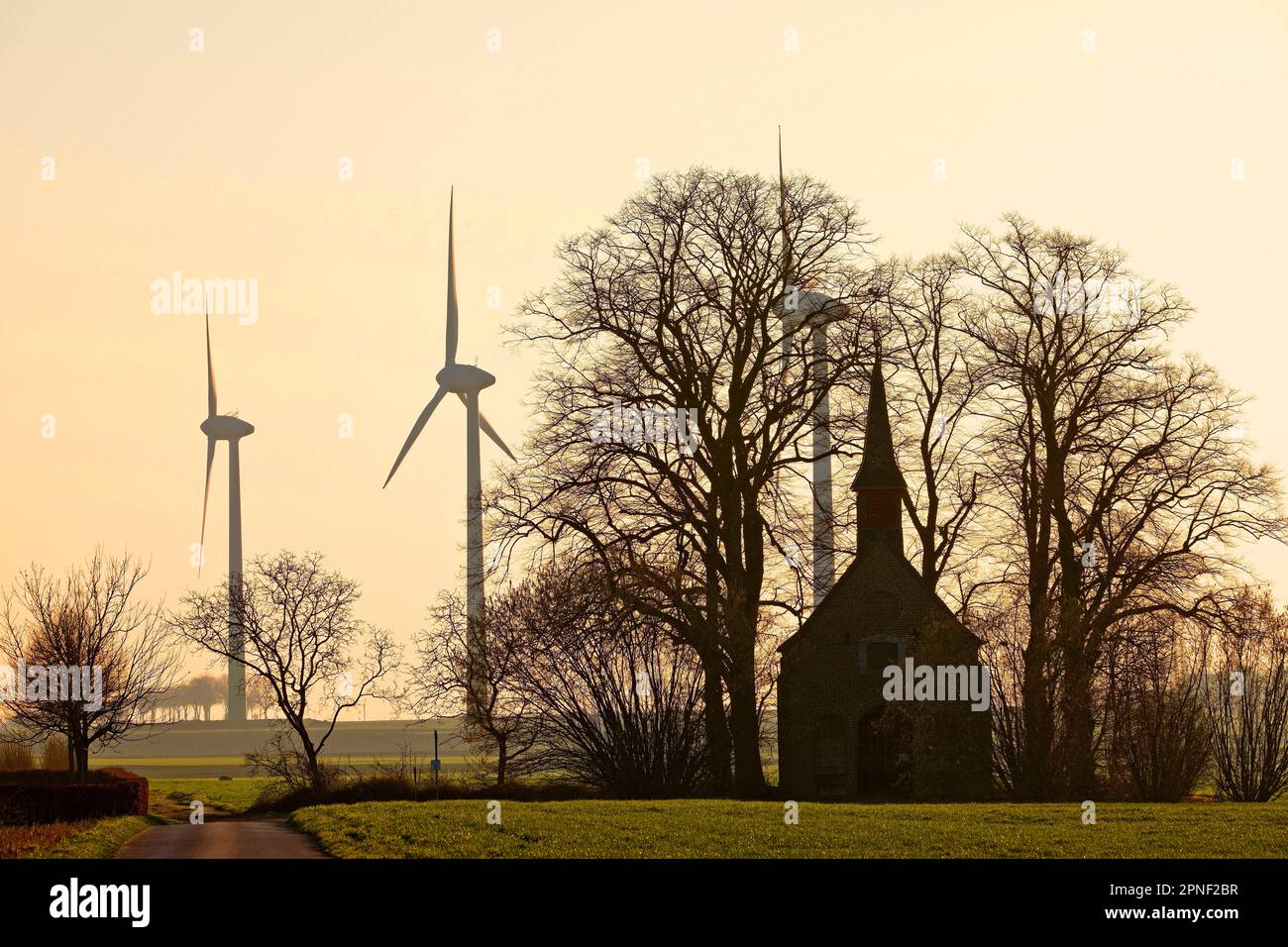 Kapelle vor Windkraftwerken, Deutschland, Nordrhein-Westfalen, Niederrhein, Waldfeucht Stockfoto