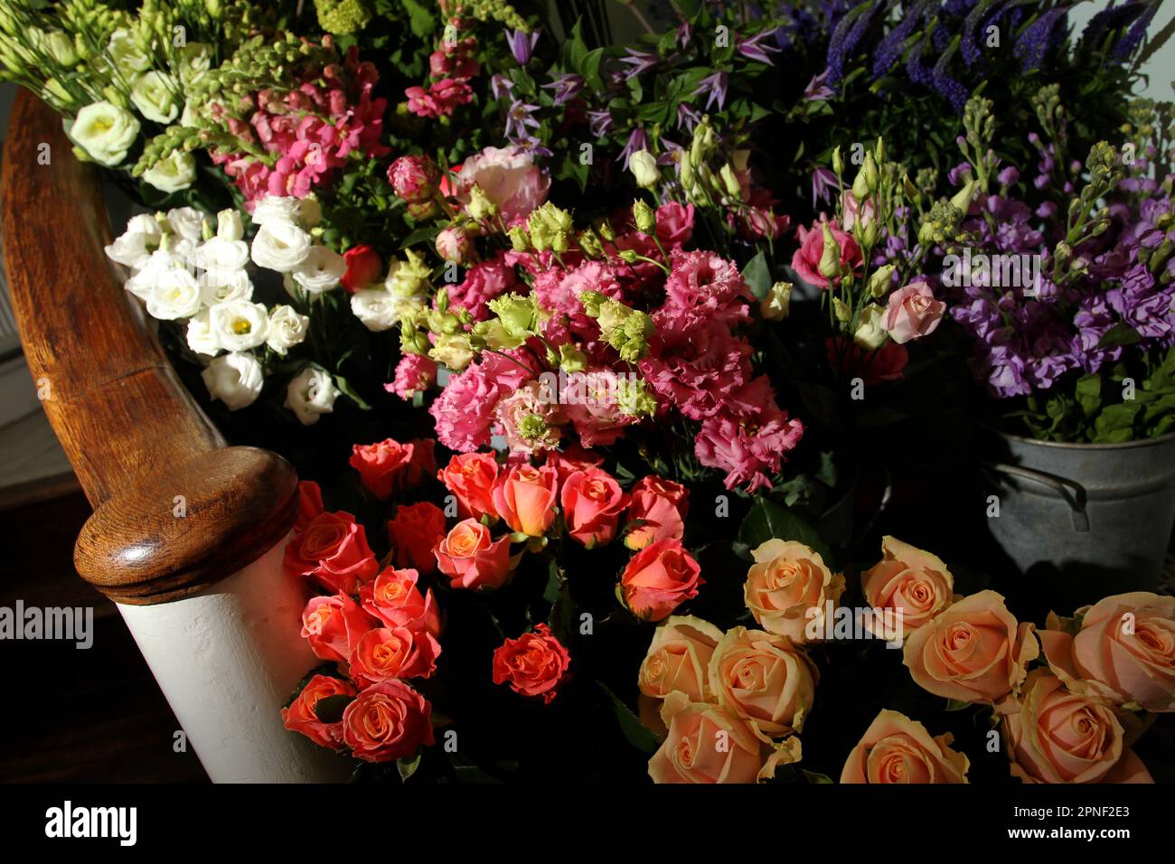 Blumen, Pflanzen und Blumensträuße zum Verkauf in einem Blumengeschäft und einer Blumenwerkstatt in Chichester, West Sussex, Großbritannien. Stockfoto