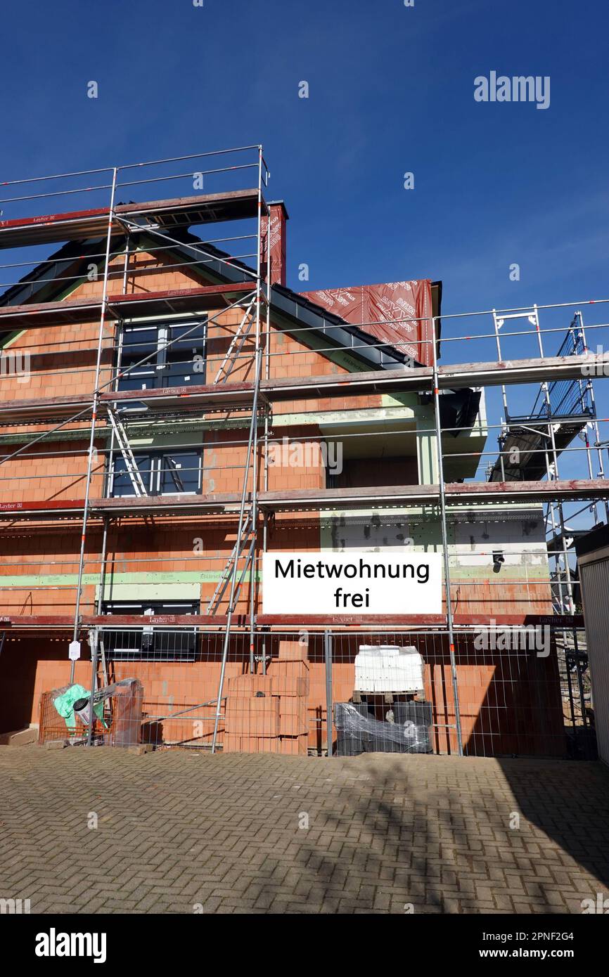 Neubau eines Hauses und Mietschilder für die Wohnung, Deutschland Stockfoto