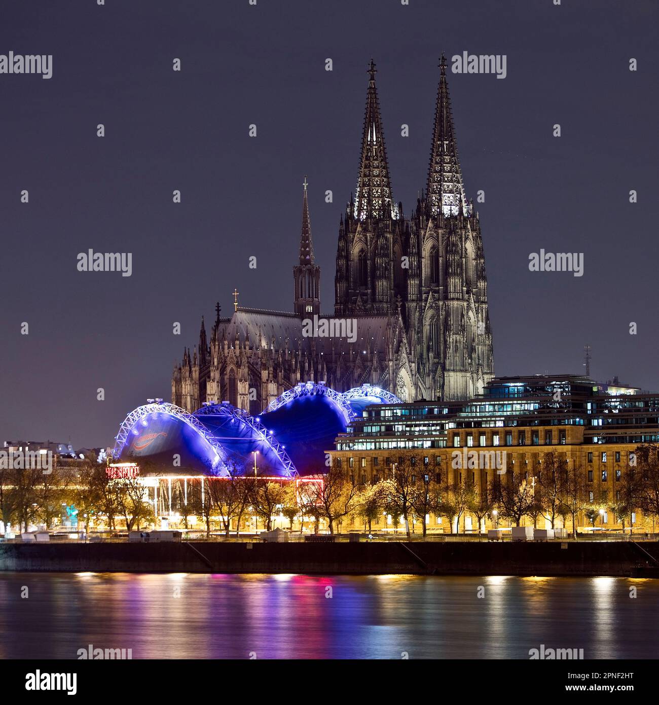 Stadtpanorama mit nur schwach beleuchtetem Kölner Dom, Musical Dome und Rhein bei Nacht, Deutschland, Nordrhein-Westfalen, Köln Stockfoto