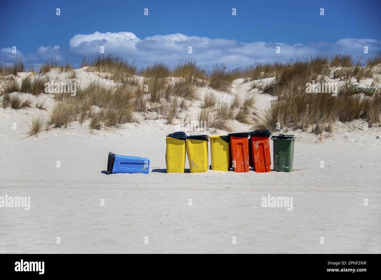 Abfallbehälter in verschiedenen Farben am Strand, Griechenland, Peloponnes, Elafonisos Stockfoto