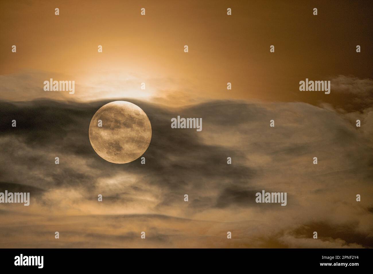 Vollmond, der durch driftende Wolken scheint, Deutschland Stockfoto