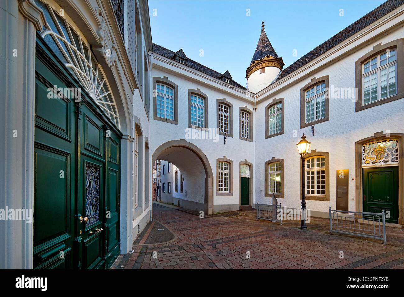 Torbogen mit Begas-Haus, Museum für Kunst und Regionalgeschichte, Deutschland, Nordrhein-Westfalen, Niederrhein, Heinsberg Stockfoto