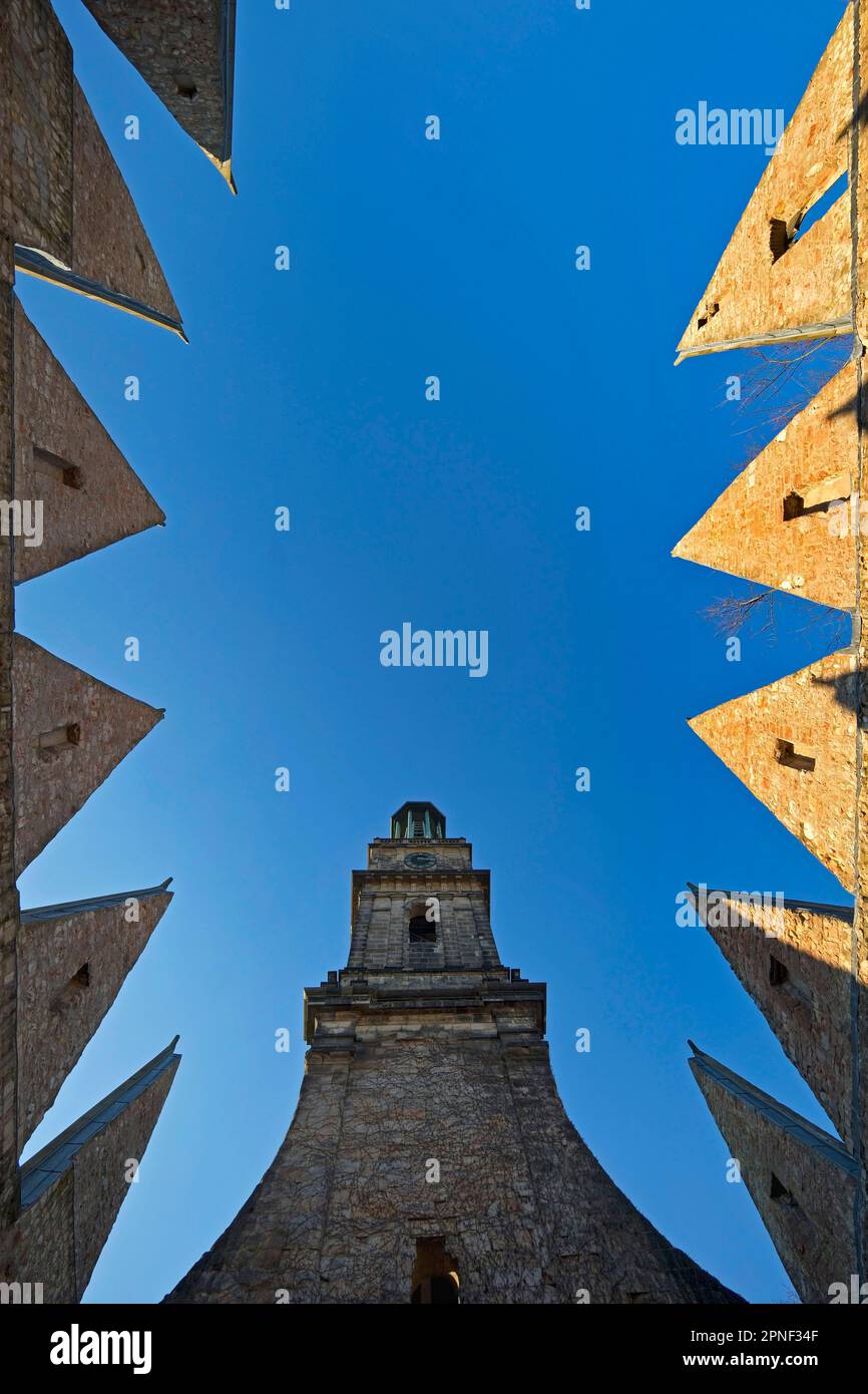 Aegidien Kirche, Kriegsdenkmal für die Opfer von Krieg und Gewalt, Blick von unten, Deutschland, Niedersachsen, Hannover Stockfoto