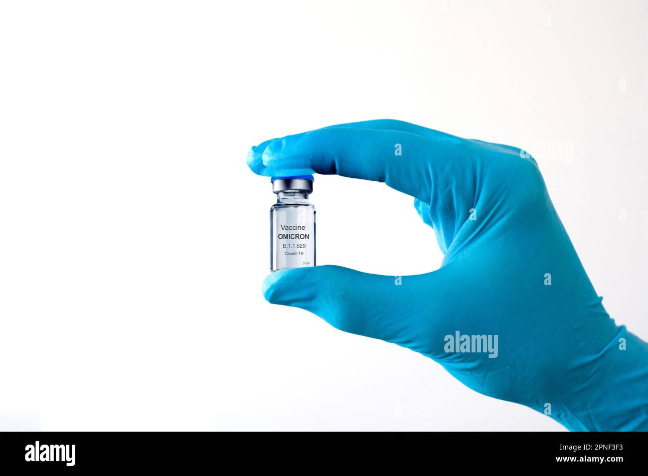 Hand hält eine Ampulle mit Impfstoff gegen Corona, omicron Variante B.1.1.529 Stockfoto