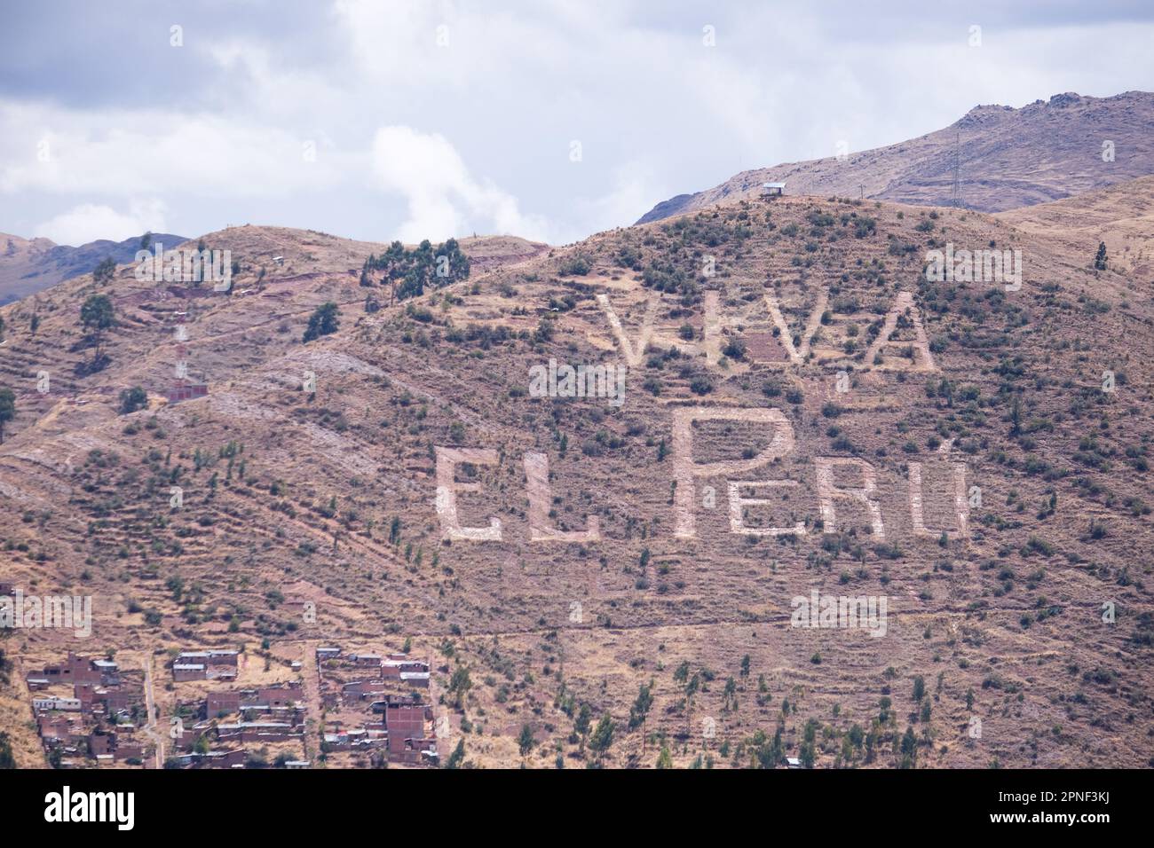 Viva El Peru schreibt auf dem Andenberg Cusco Peru. Viva el Peru bedeutet lang lebe Peru in spanischer Sprache. Symbol von Cusco. Stockfoto