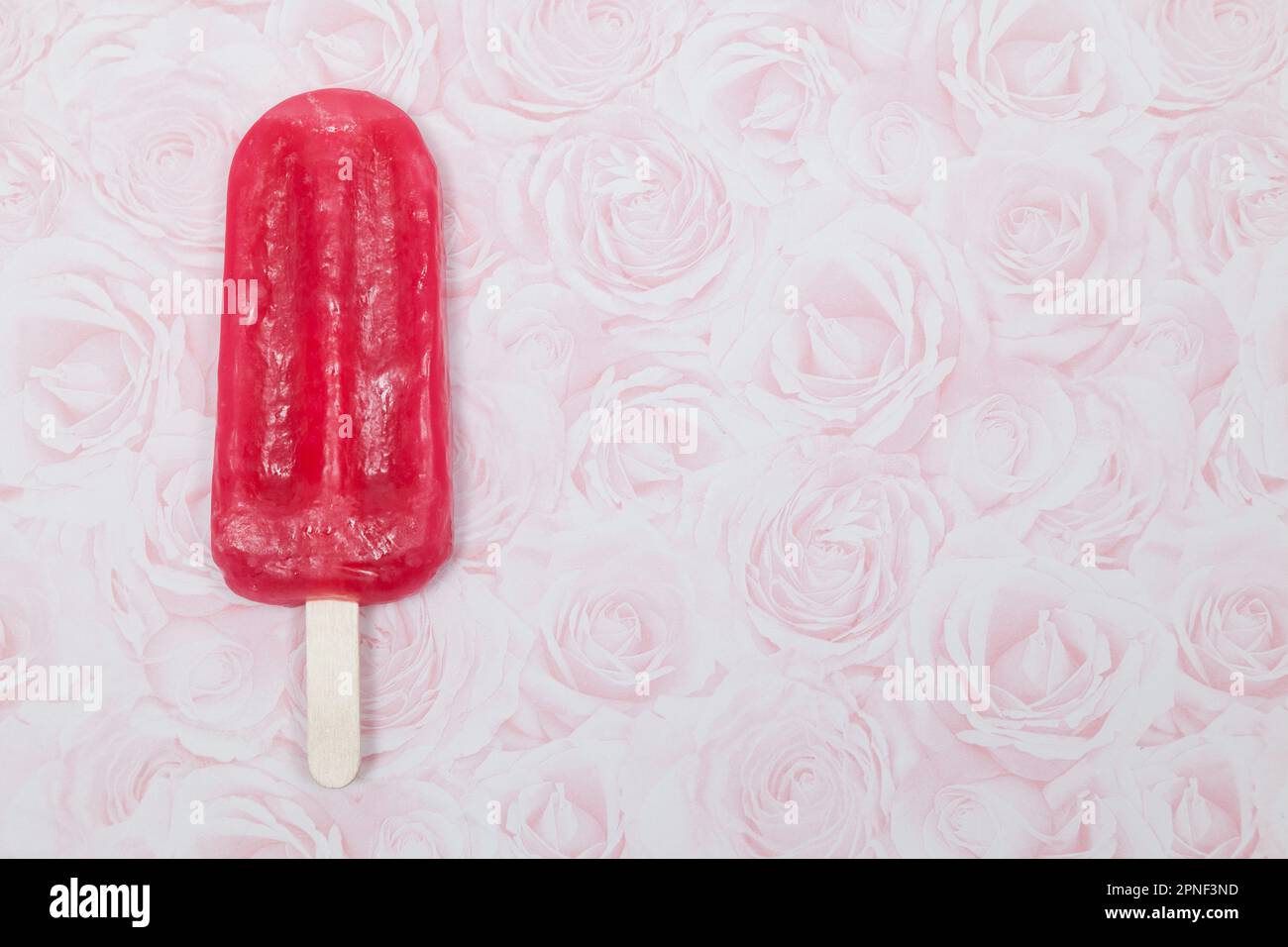 Leckeres Und Erfrischendes Eis Mit Erdbeergeschmack. Stockfoto
