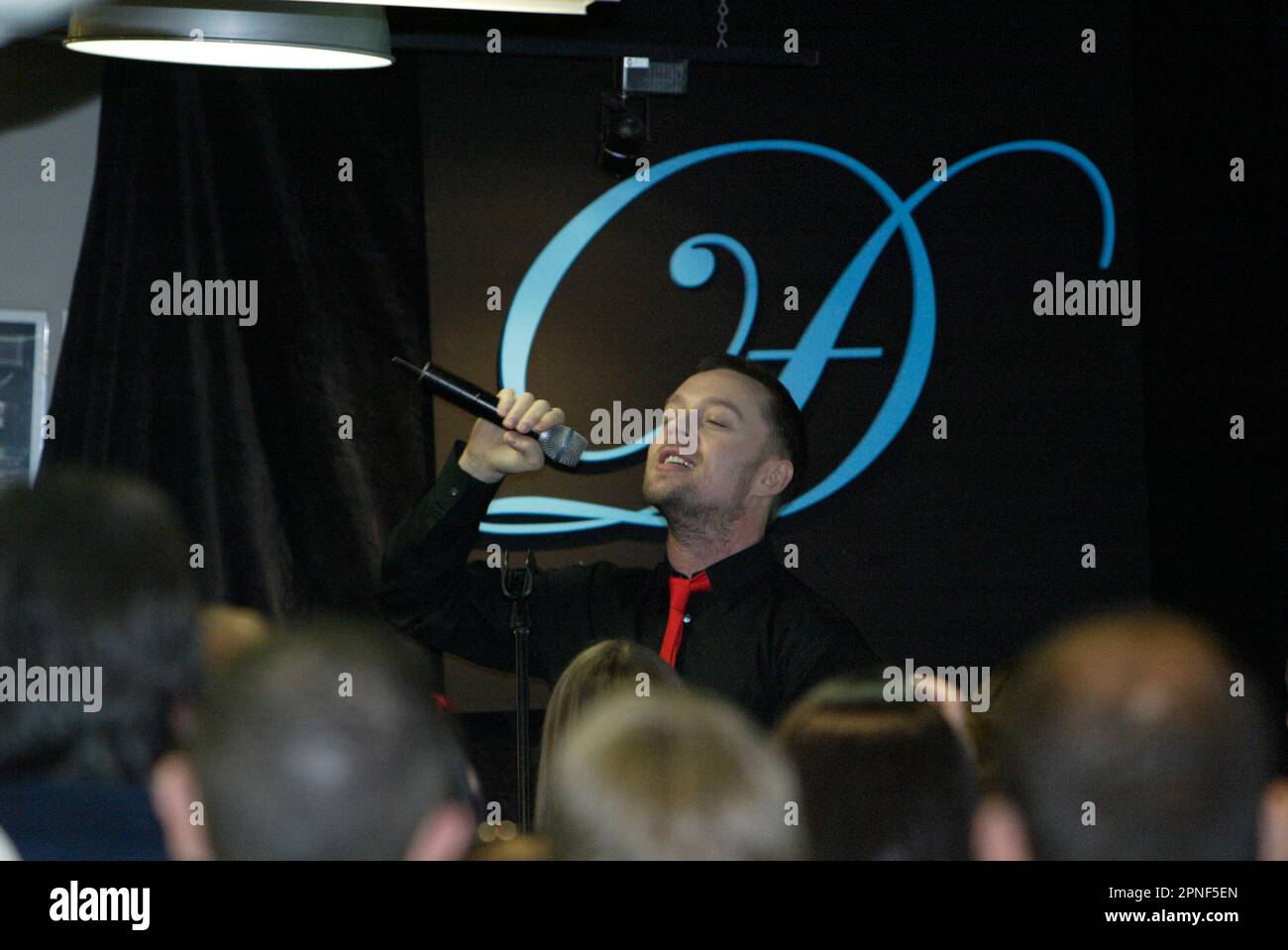 Darren Hayes führt einen Auftritt im Laden bei Hum Records, Oxford Street, durch. Sydney, Australien. 04.08.07. Stockfoto