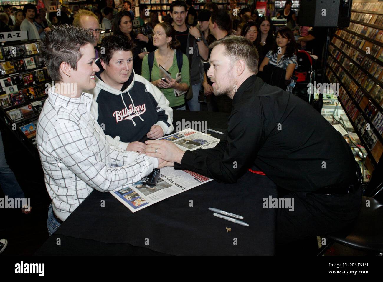 Darren Hayes führt einen Auftritt im Laden bei Hum Records, Oxford Street, durch. Sydney, Australien. 04.08.07. Stockfoto