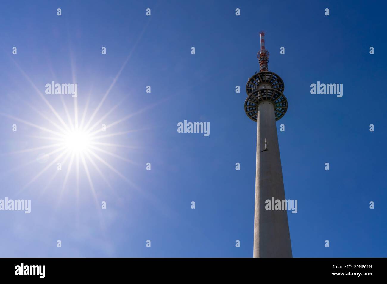 Der Telekommunikationsturm Trier-Petrisberg fotografierte vor einem blauen Himmel Stockfoto