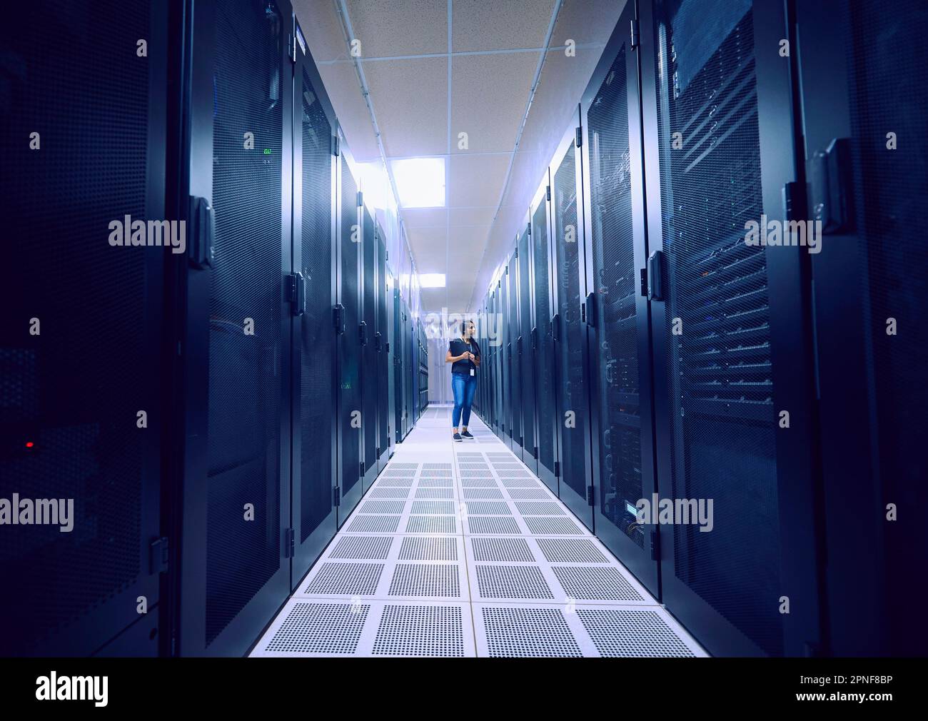 Weiblichen Techniker arbeiten im Serverraum Stockfoto