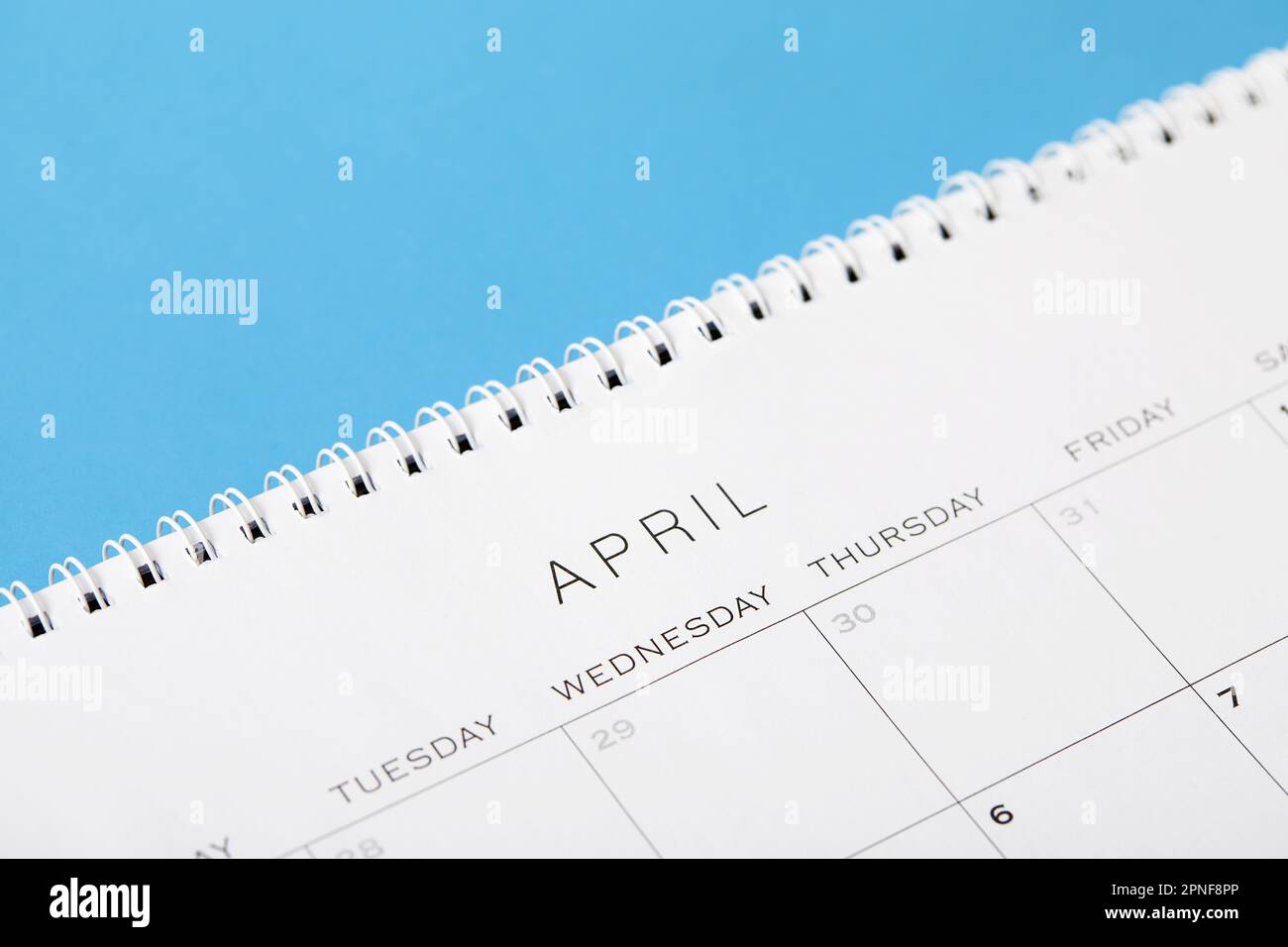 Studioaufnahme des Kalenders mit April Stockfoto