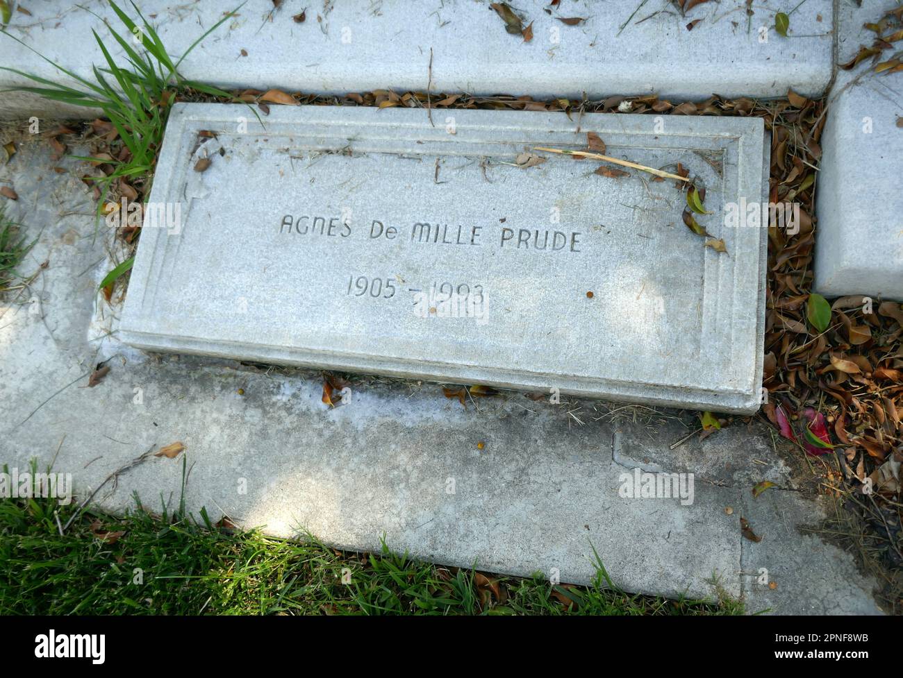 Los Angeles, Kalifornien, USA 16. April 2023 Agnes DeMille Grave bei Director/Producer Cecil B. DeMille Grave/Mausoleum im Garden of Legends auf dem Hollywood Forever Cemetery am 16. April 2023 in Los Angeles, Kalifornien, USA. Foto: Barry King/Alamy Stock Photo Stockfoto