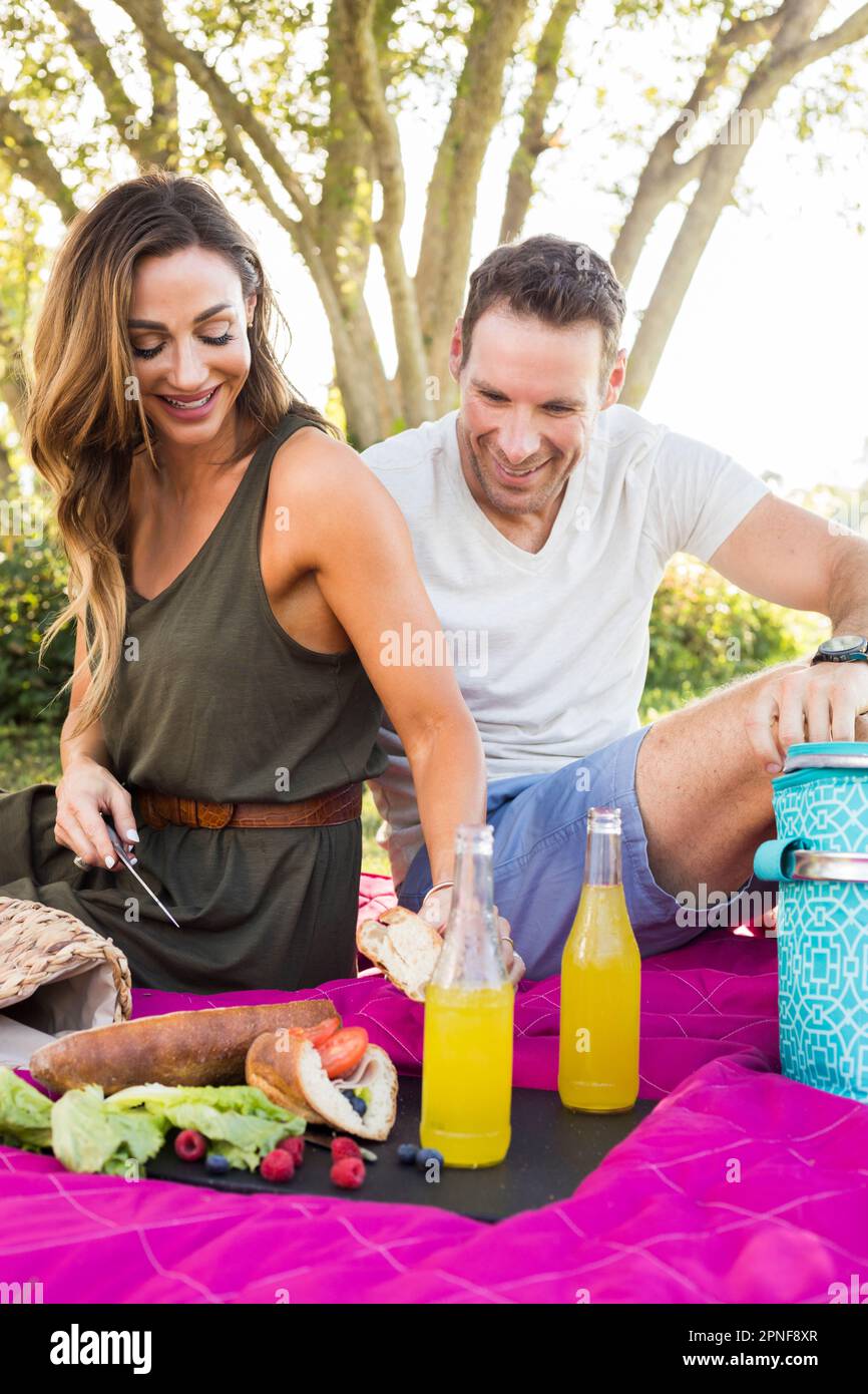 Frau und Mann genießen ein Picknick im Park Stockfoto