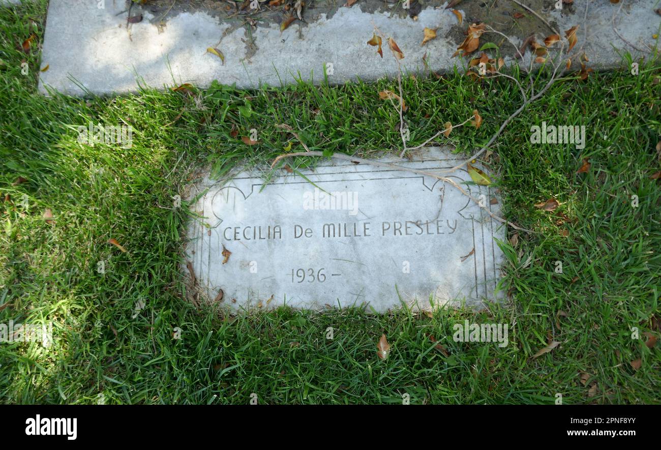 Los Angeles, Kalifornien, USA 16. April 2023 Cecilia DeMille Grave und Direktor/Produzent Cecil B. DeMille Grave/Mausoleum im Garden of Legends auf dem Hollywood Forever Cemetery am 16. April 2023 in Los Angeles, Kalifornien, USA. Foto: Barry King/Alamy Stock Photo Stockfoto